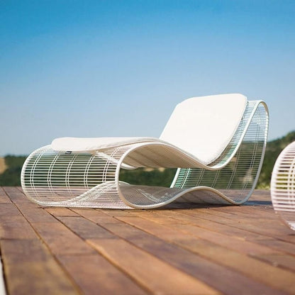 Luxury-Minimalist-Sun-Lounger---Ergonomic-Patio-and-Beach-Chair-3